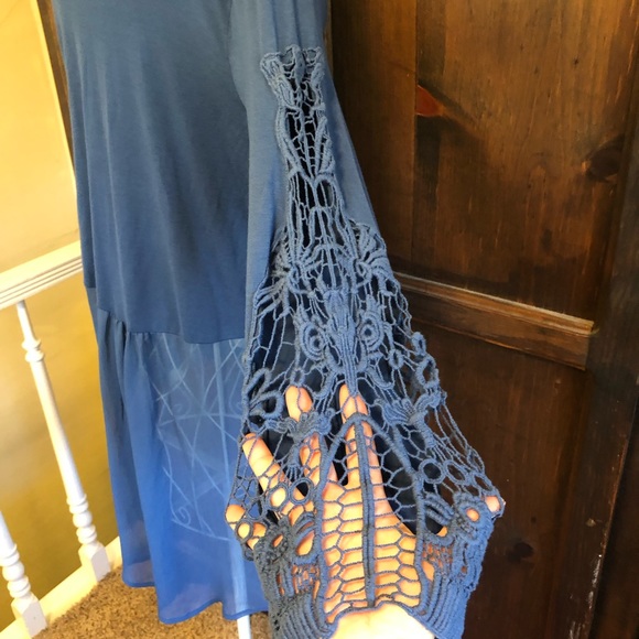 A. Moon Crochet Sleeve High-Low Blouse Blue Size Medium - Picture 4 of 8
